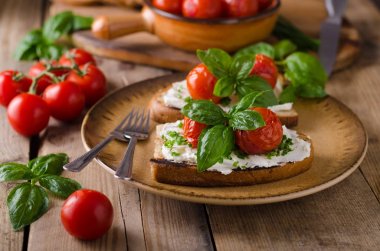 Pişmiş domates ekmek peynir yayıldı