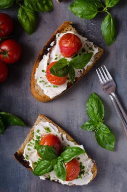 Pişmiş domates ekmek peynir yayıldı