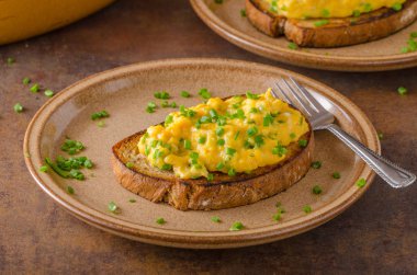 sahanda yumurta otlar ile