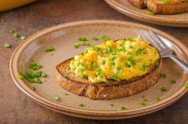 sahanda yumurta otlar ile