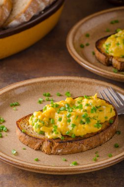 sahanda yumurta otlar ile