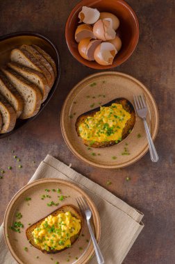 sahanda yumurta otlar ile