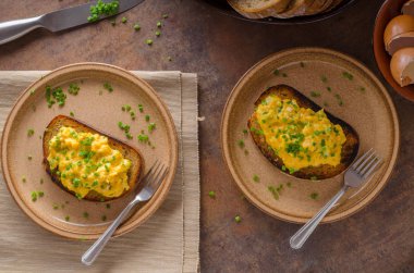 sahanda yumurta otlar ile