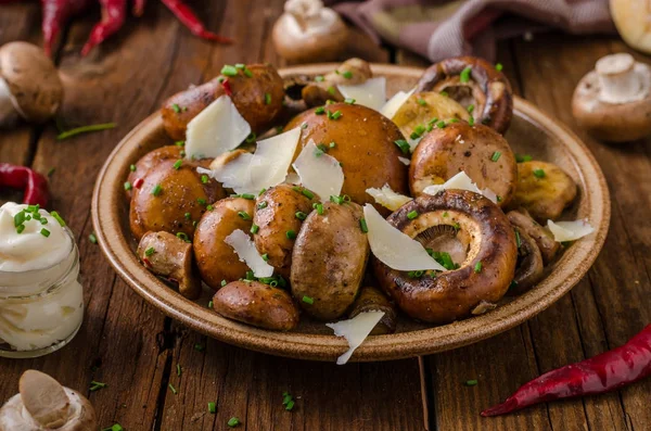 Mantar salatası, parmesan ve mayo