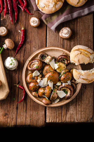 Салат из грибов, пармезан и майонез — стоковое фото