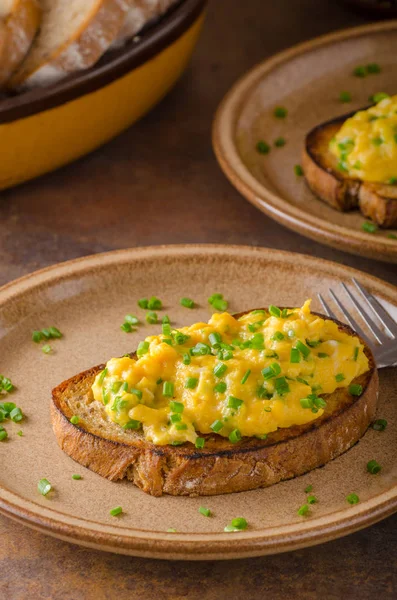 Huevos revueltos con hierbas —  Fotos de Stock