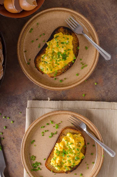 sahanda yumurta otlar ile