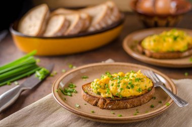 sahanda yumurta otlar ile