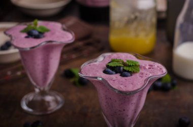 Çilek milkshake güler yüzlü