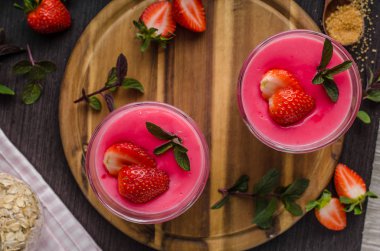 Çilek puddink fotoğraf