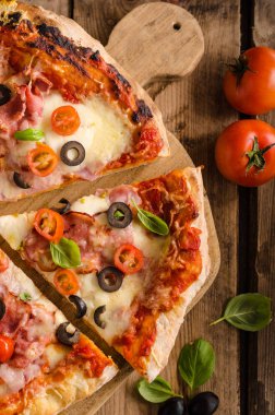 Rustik pizza domates, peynir, salam