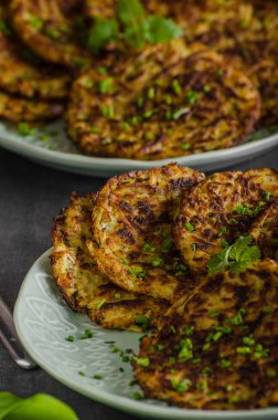 Sarımsak ile kızarmış patates gözlemesi