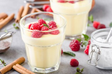 Vannila çilek puding