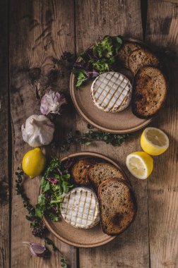 Kızarmış peynirli peynir.