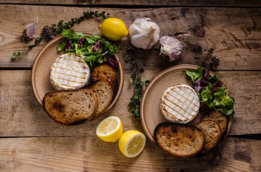 Kızarmış peynirli peynir.