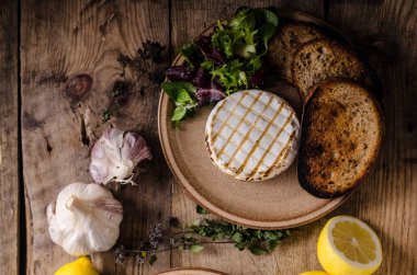 Kızarmış peynirli peynir.