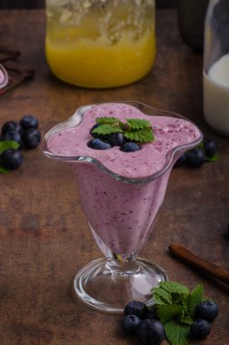 Çilek milkshake güler yüzlü