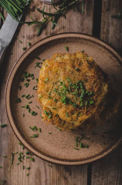 Kartoffelpuffer mit saurer Sahne — Stockfoto