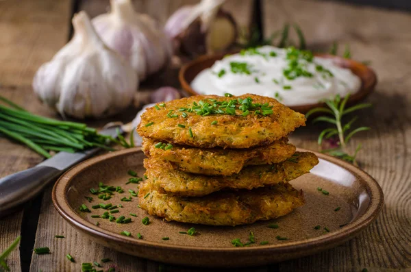 Potato pancakes with sour cream — Stock Photo, Image