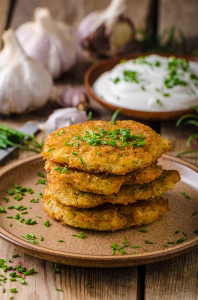 Potato pancakes with sour cream — Stock Photo, Image