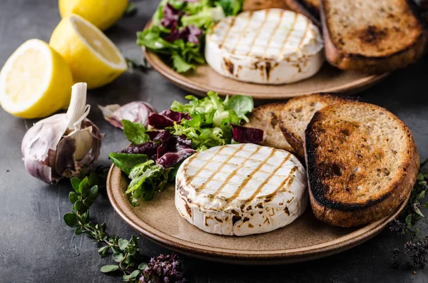 Grilovaný sýr camembert — Stock fotografie
