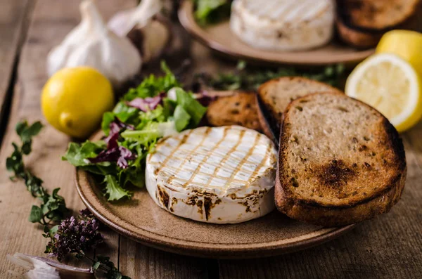 Grilovaný sýr camembert — Stock fotografie