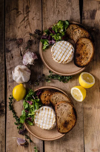 Queijo de camembert grelhado — Fotografia de Stock