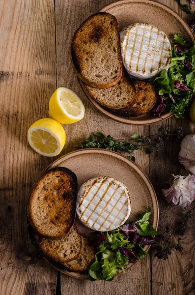 Grillezett camembert sajt — Stock Fotó