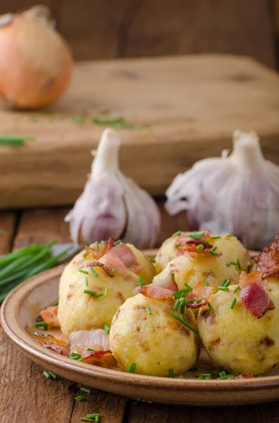 Speckknödel verfeinern das Essen — Stockfoto