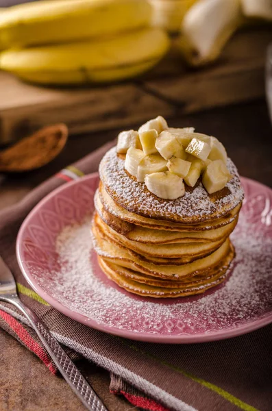 Amerikanische Pfannkuchen mit Banane, Schokolade — Stockfoto