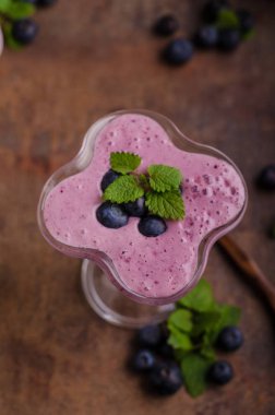 Çilek milkshake güler yüzlü