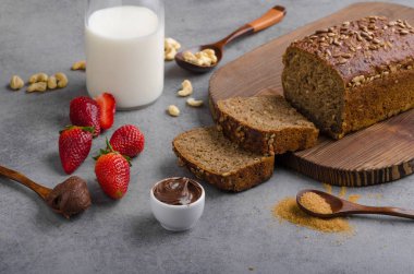 Nutella ile kepekli ekmek yaymak