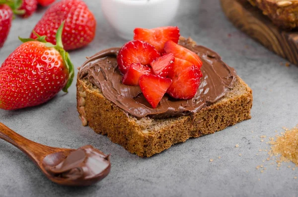 Nutella espalhada com pão integral — Fotografia de Stock