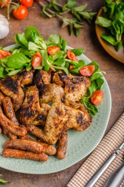 Izgara tavuk kanadı ve sosis