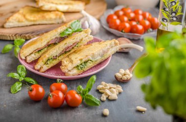 Pesto peynirli sandviç