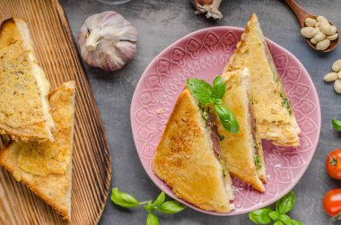 Pesto peynirli sandviç