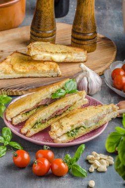 Pesto peynirli sandviç