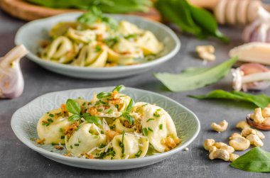 Doldurulmuş Tortellini sarımsak ve ıspanak