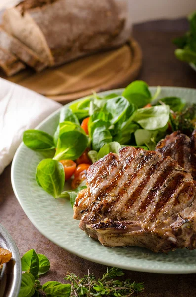 Chuletas de cerdo asadas —  Fotos de Stock