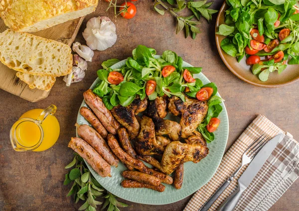 Alitas y salchichas de pollo a la parrilla — Foto de Stock