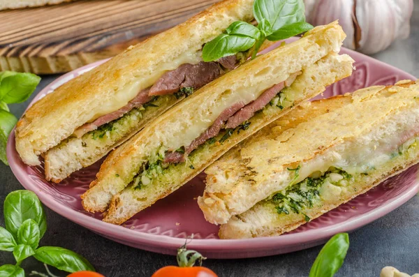 Pesto peynirli sandviç