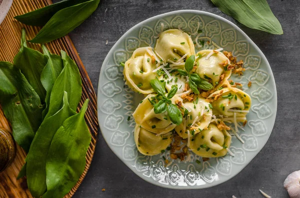 Tortellini relleno de ajo y espinacas —  Fotos de Stock