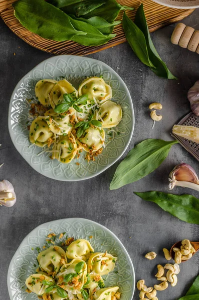 Tortellini relleno de ajo y espinacas —  Fotos de Stock