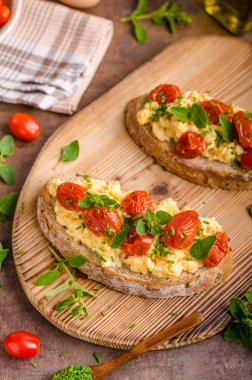 Ekmek scrambledd yumurta