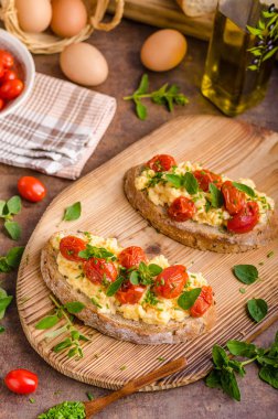 Ekmek scrambledd yumurta