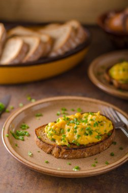 sahanda yumurta otlar ile