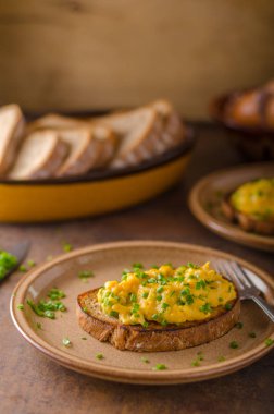 sahanda yumurta otlar ile