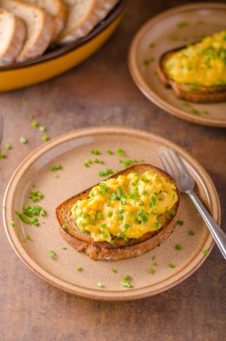 sahanda yumurta otlar ile