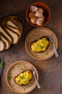 sahanda yumurta otlar ile