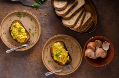 sahanda yumurta otlar ile